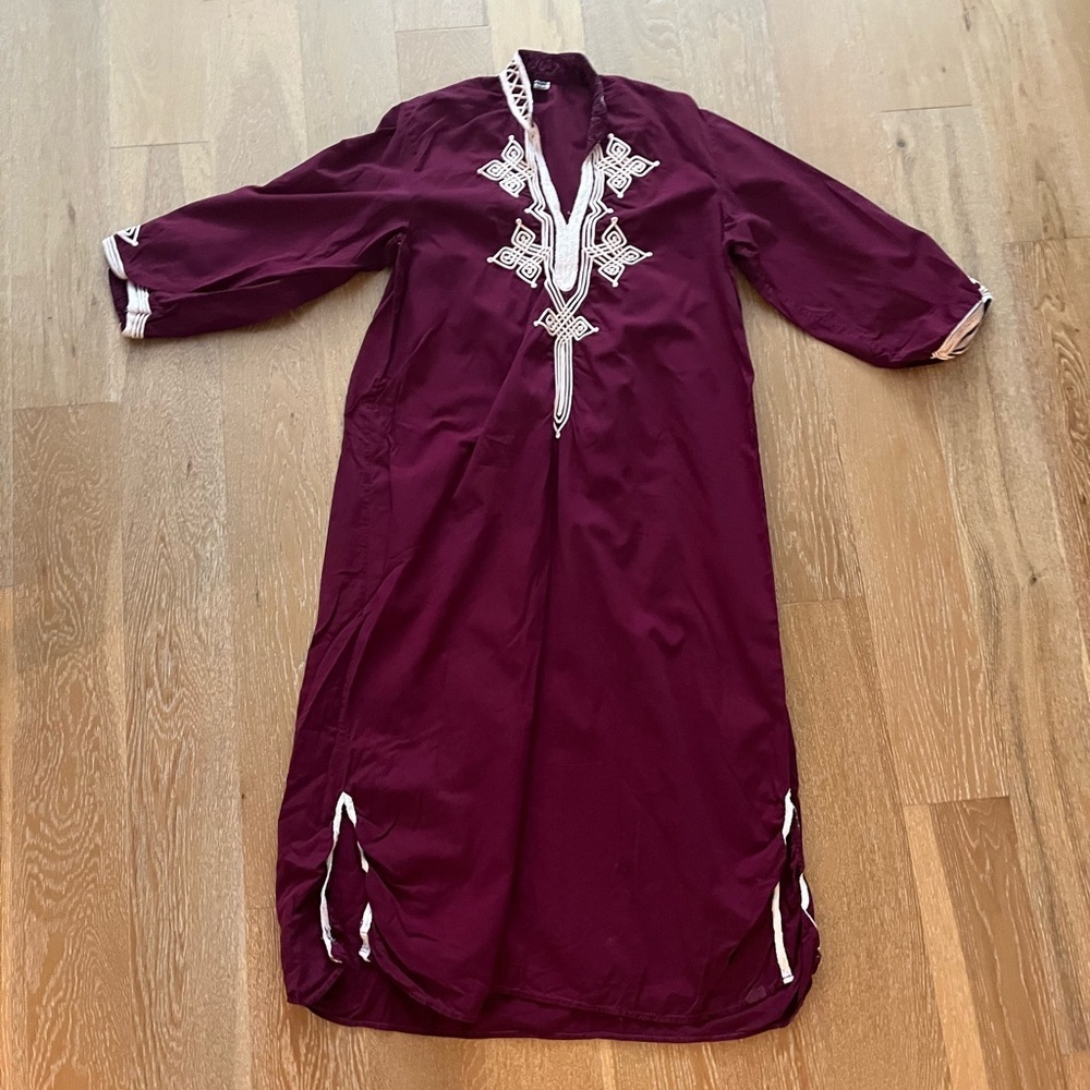 Embroidered Maroon caftan vintage used as is - Picture 4 of 6